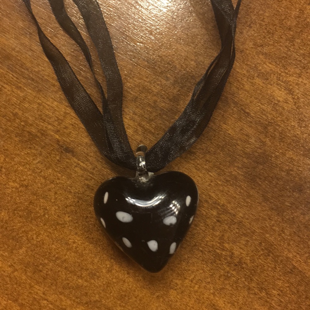 Heart ribbon necklace black
